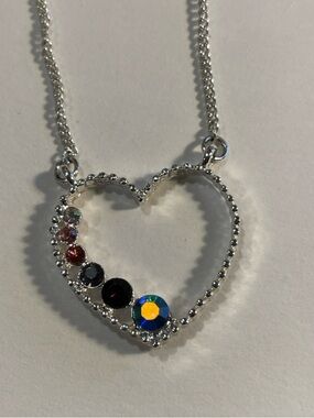 ✔️✔️Silver tone Heart Pendant Necklace with Multicolor Crystals